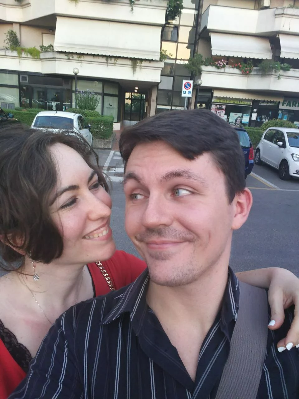 Foto di Simone e Valentina davanti al Pepe Nero, c.a. 2020